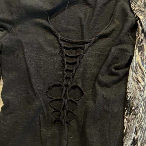 Layered tops with geometric design - Picture 3 of 4